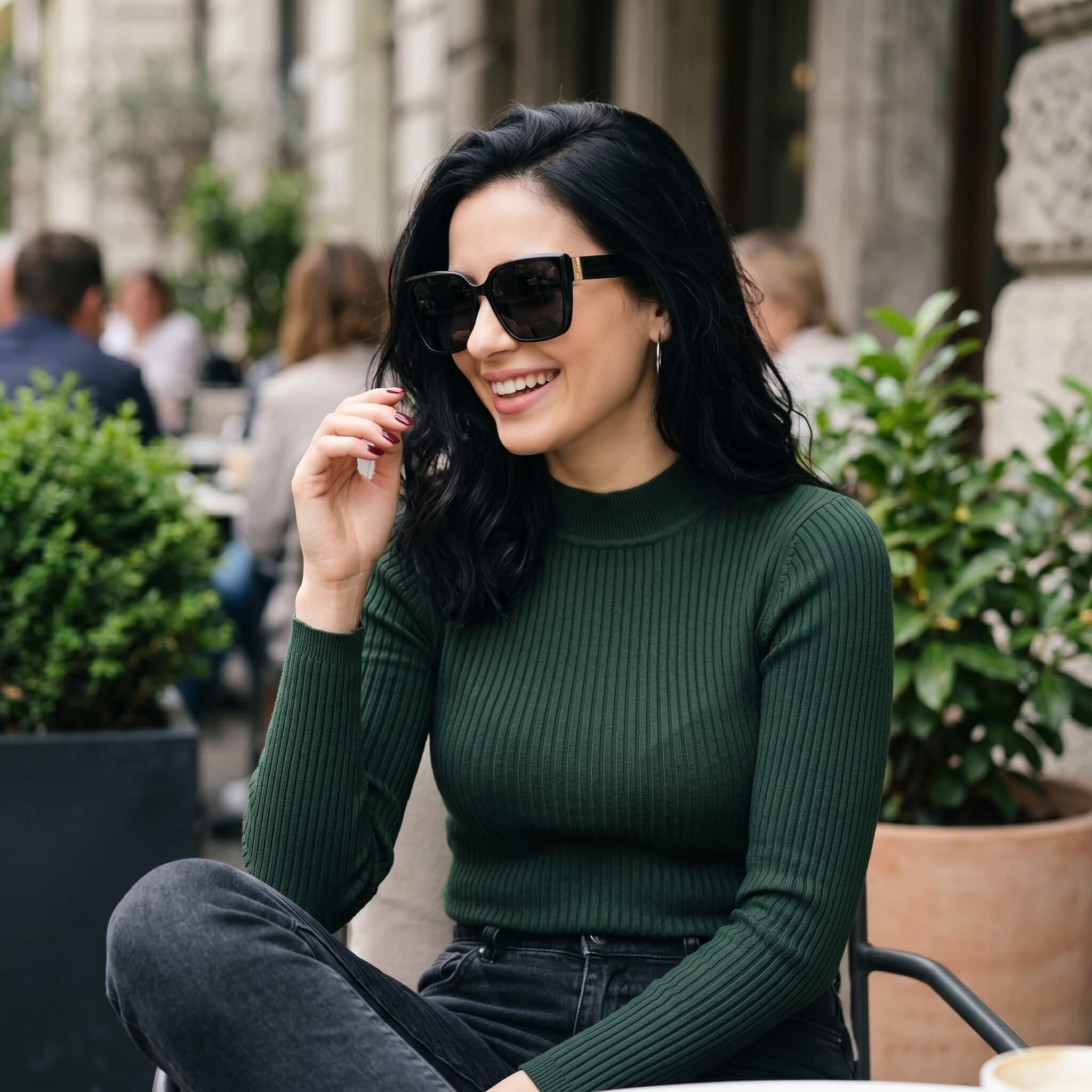 Czarne okulary przeciwsłoneczne damskie oversize kwadratowe AURANTIS - luksusowe ujęcie lifestyle. Model K-SQU-BK-01.