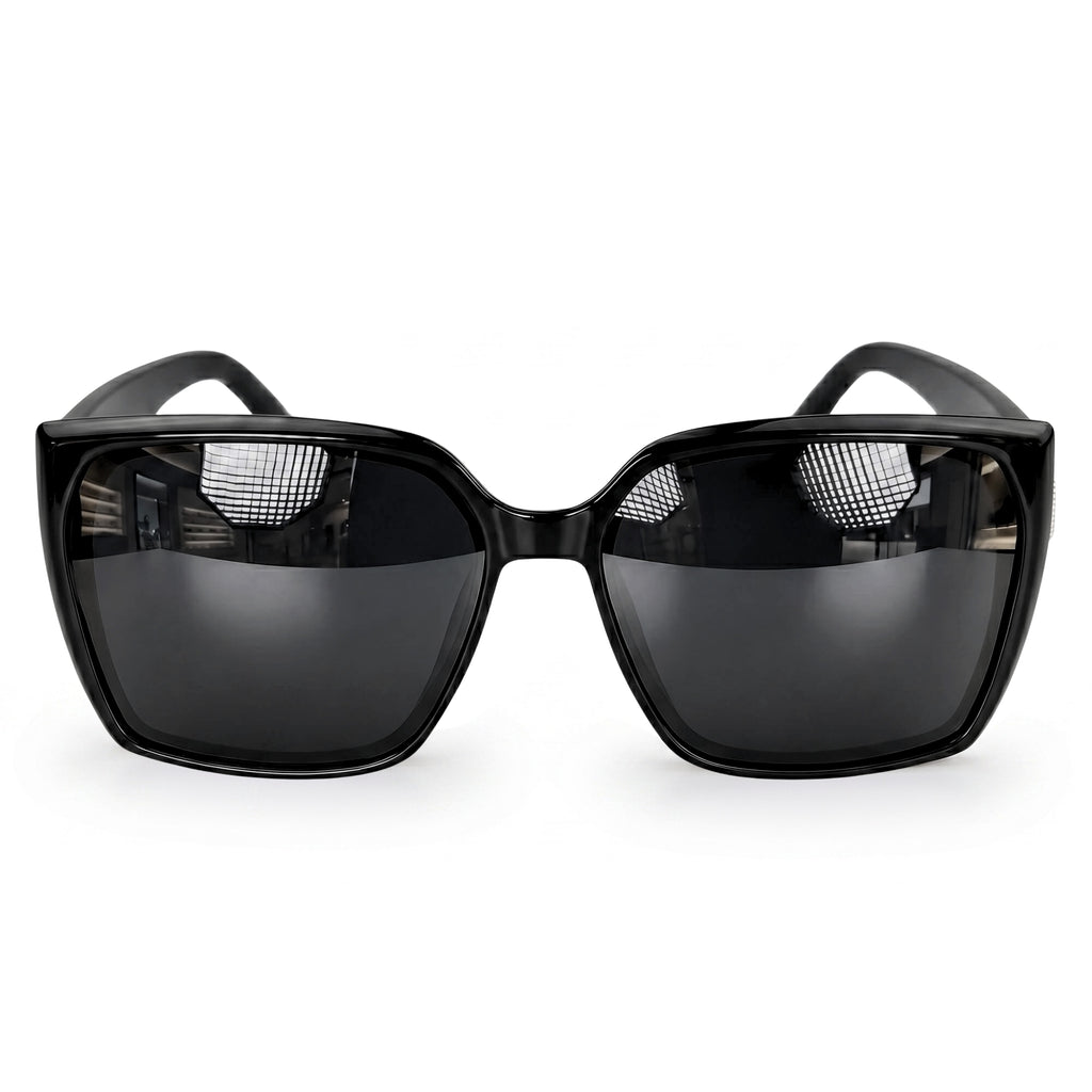 Modne okulary damskie do miasta, czarna oprawa oversize w kawiarni