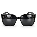Modne okulary damskie do miasta, czarna oprawa oversize w kawiarni