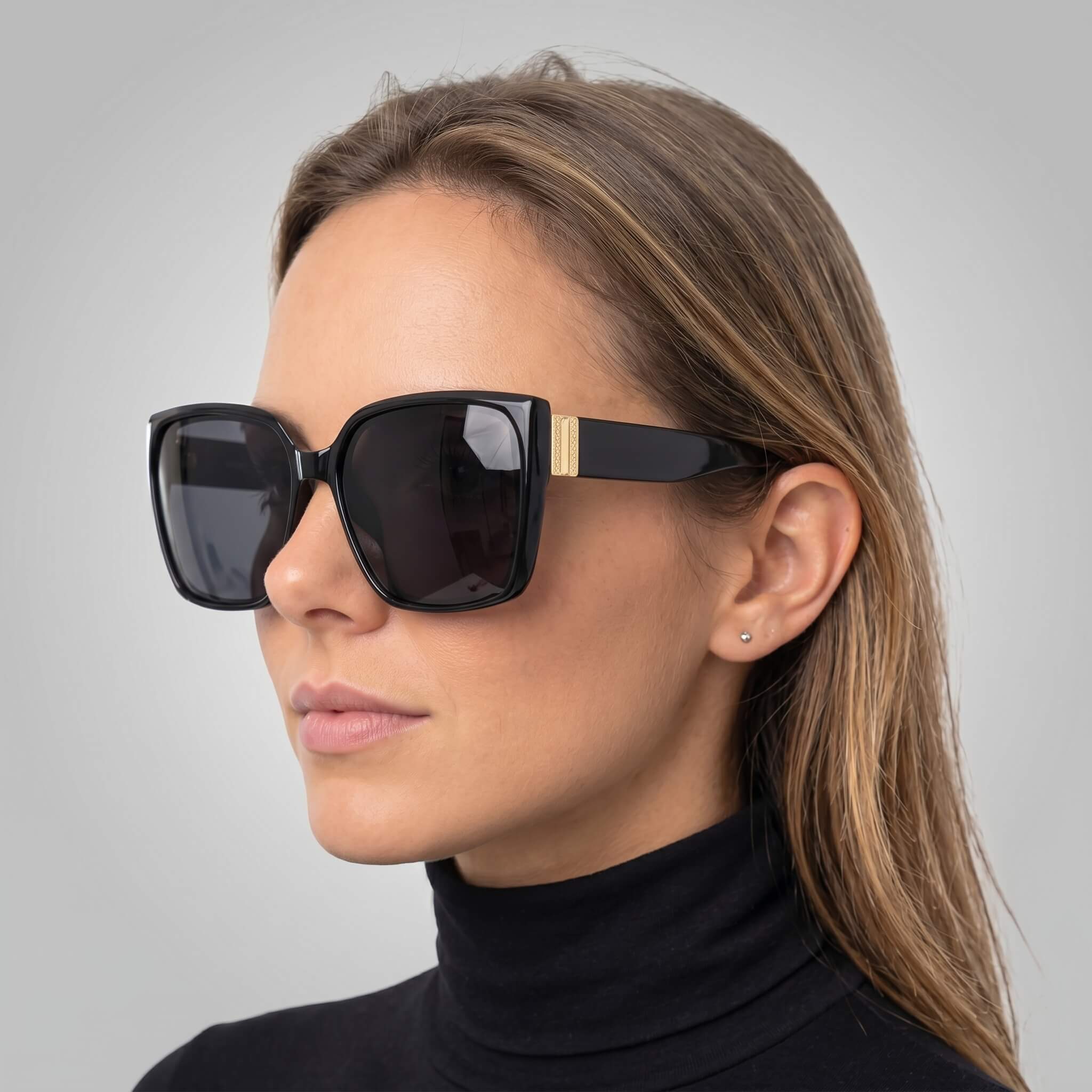 Czarne okulary przeciwsłoneczne damskie oversize kwadratowe AURANTIS - modna stylizacja na modelce w studio. Model K-SQU-BK-01.