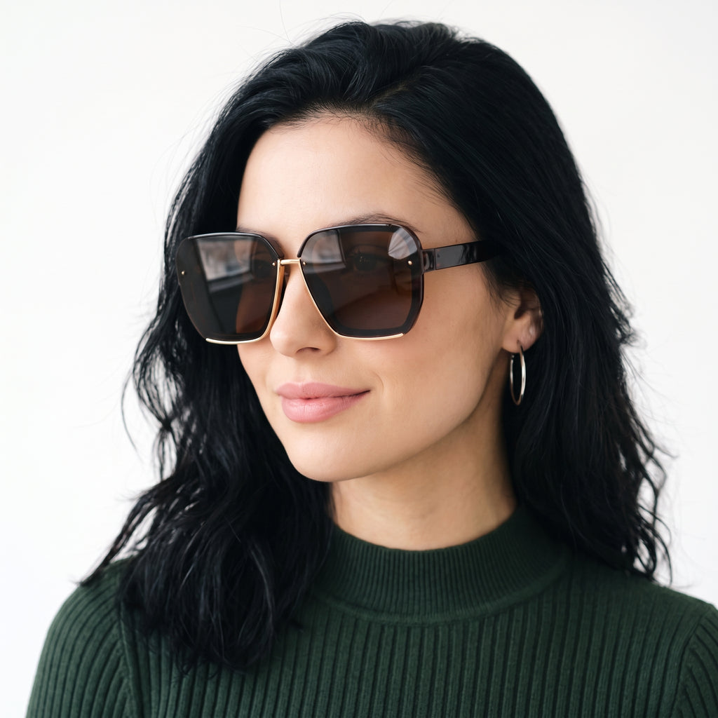 Modelka w brązowych okularach oversize ze złotą oprawą