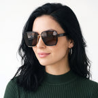 Modelka w brązowych okularach oversize ze złotą oprawą