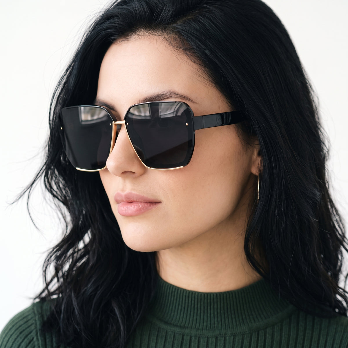 Modelka w okularach oversize z czarno-złotą oprawą